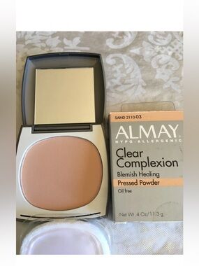 Almay Clear Complexion Pressed Powder in Sand (Beige)